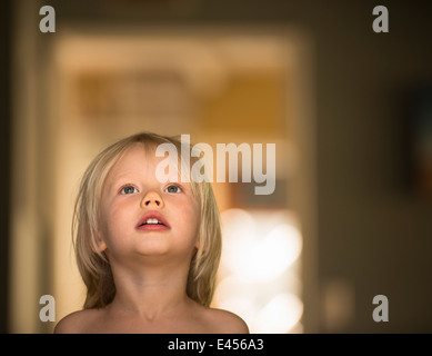 Ritratto di tre anni di vecchio ragazzo guardando verso l'alto Foto Stock