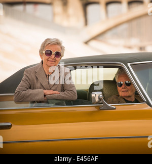 Ritratto di cool coppia senior con la loro classica automobile Foto Stock