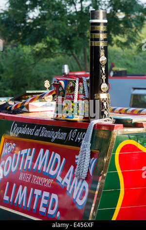 Canal arte popolare caraffe di metallo sul tetto di un narrowboat a Braunston storico Canal Rally sul Grand Union Canal Foto Stock