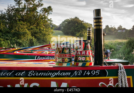 Canal arte popolare caraffe di metallo sul tetto di un narrowboat a Braunston storico Canal Rally sul Grand Union Canal Foto Stock