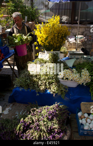 Mercato settimanale in Alacati con erbe e fiori di campo per la vendita, Turchia Foto Stock