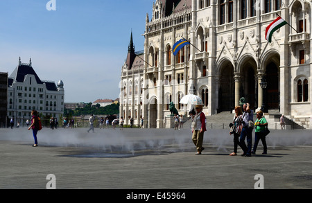 Ungheria Budapest Il Parlamento ungherese e rinnovato Kossuth Lajos Square Foto Stock