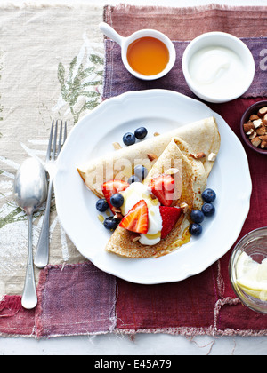 Frittelle di farina di grano saraceno con frutta e yogurt Foto Stock