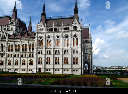 Ungheria Budapest Il Parlamento ungherese e rinnovato Kossuth Lajos Square Foto Stock