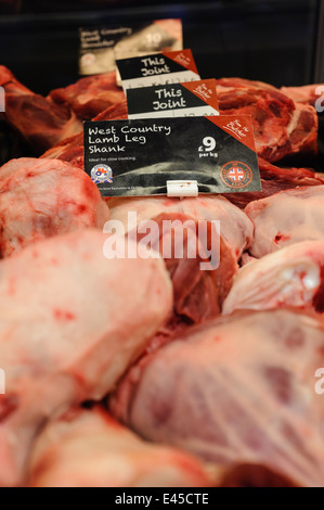 La carne per la vendita in un supermercato in Westcountry Foto Stock