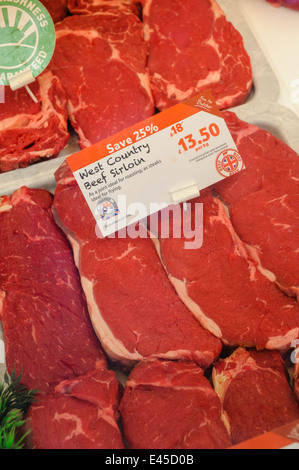 La carne per la vendita in un supermercato in Westcountry Foto Stock