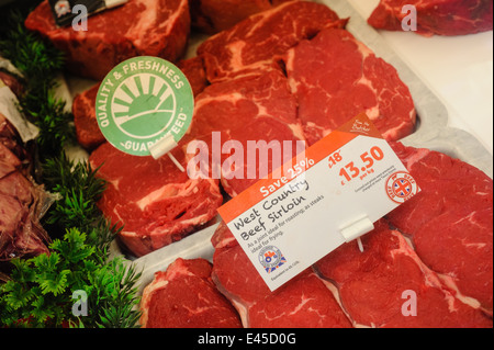 La carne per la vendita in un supermercato in Westcountry Foto Stock