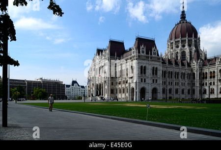 Ungheria Budapest Il Parlamento ungherese e rinnovato Kossuth Lajos Square Foto Stock