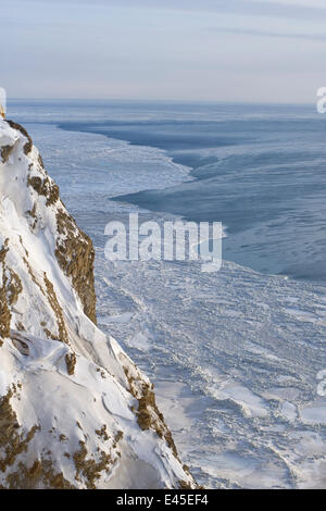 Capo Thompson e un filo interrotto tra i ghiacci, soffiato aperto da forti venti, indicando un assottigliamento del mare condizioni di ghiaccio, 26 miglia a sud del punto di speranza, Arctic costa di Alaska, Marzo 2008 Foto Stock