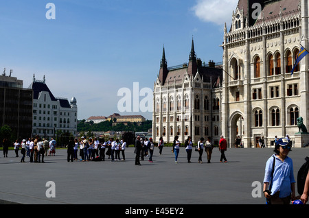 Ungheria Budapest Il Parlamento ungherese e rinnovato Kossuth Lajos Square Foto Stock