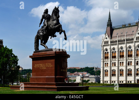 Ungheria Budapest la rinnovata Kossuth Lajos piazza la statua equestre di II Rakoczi Ferenc Foto Stock
