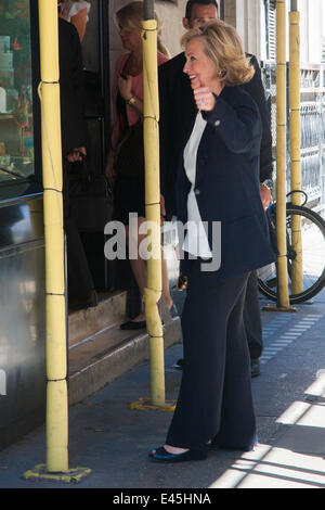 Londra, Regno Unito. 3 Luglio, 2014. Ex Segretario di Stato Usa Hillary Clinton arriva a Waterstone's Bookshop in Piccadilly per firmare copie del suo libro scelte difficili. Credito: Paolo Davey/Alamy Live News Foto Stock