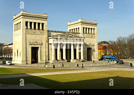 I Propilei, city gate su Koenigsplatz, Monaco di Baviera, Baviera, Germania, Europa Foto Stock