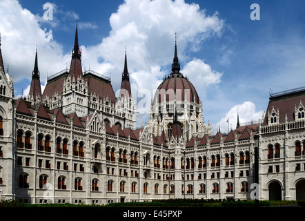 Ungheria Budapest Il Parlamento ungherese e rinnovato Kossuth Lajos Square Foto Stock