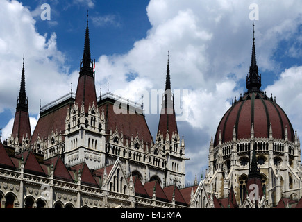 Ungheria Budapest Il Parlamento ungherese e rinnovato Kossuth Lajos Square Foto Stock