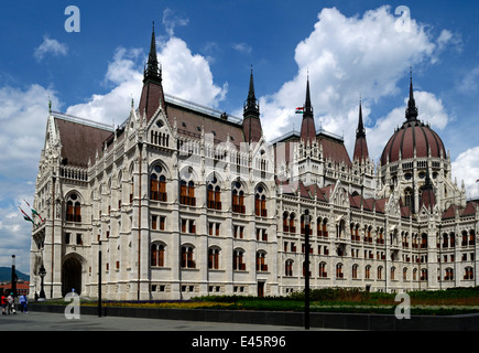 Ungheria Budapest Il Parlamento ungherese e rinnovato Kossuth Lajos Square Foto Stock