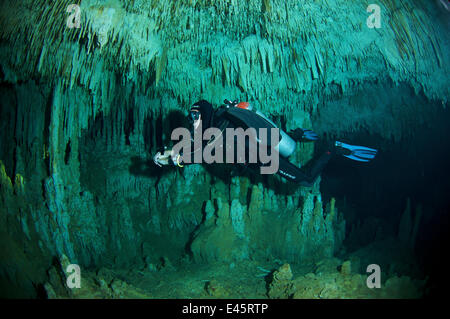 Sommozzatore esplorare 'Sistema' autolavaggio un calcare acqua dolce dolina / Cenote con stalattiti e stalagmiti, Tulum, Quintana Roo, Messico, Settembre 2008 Foto Stock