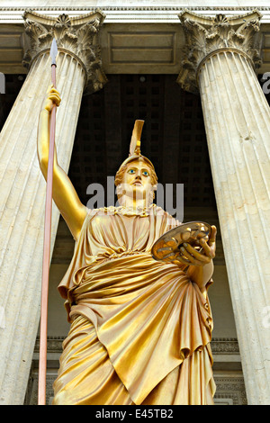 Golden statua greca e colonne del Museo Statale di arte classica, Koenigsplatz, Monaco di Baviera, Baviera, Germania, Europa Foto Stock