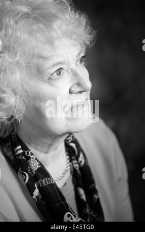 Un bianco e nero vista laterale il ritratto di una donna senior. Foto Stock