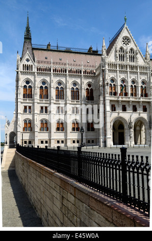 Ungheria Budapest Il Parlamento ungherese e rinnovato Kossuth Lajos Square Foto Stock