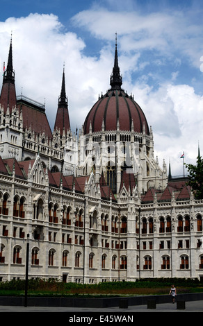 Ungheria Budapest Il Parlamento ungherese e rinnovato Kossuth Lajos Square Foto Stock