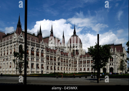 Ungheria Budapest Il Parlamento ungherese e rinnovato Kossuth Lajos Square Foto Stock