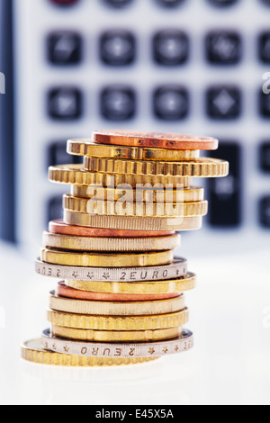 Una pila di monete di centesimi di euro. Isolato su sfondo bianco Foto Stock