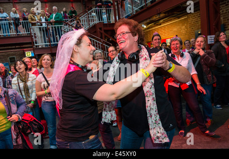 Allegro partecipanti godere "Rudelsingen', proveniente insieme per cantare a 'Extraschicht' - la notte annuale di cultura industriale Foto Stock