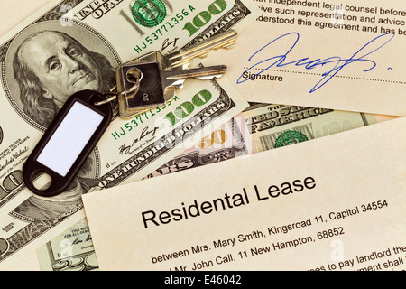 La chiave per un appartamento e un contratto di leasing in tedesco Foto Stock