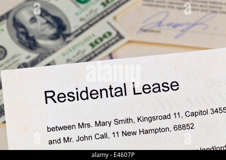 La chiave per un appartamento e un contratto di leasing in tedesco Foto Stock