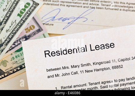 La chiave per un appartamento e un contratto di leasing in tedesco Foto Stock