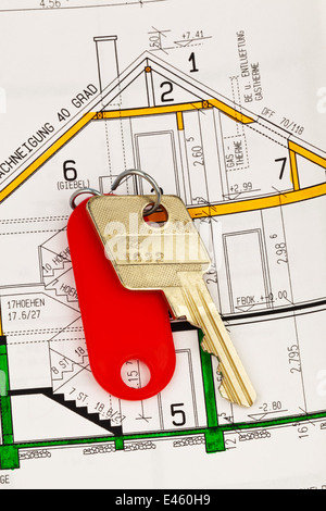 La chiave per un appartamento e un piano in lingua tedesca. Con Valuta Euro Foto Stock