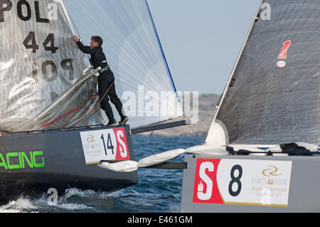 Abbassamento trinchetta seguenti spinnaker paranco a bordo di yacht durante la RC44 Svezia Cup, Marstrand, Svezia, Agosto 2011. Tutti i non-usi editoriali deve essere eliminato singolarmente. Foto Stock