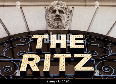 LONDON, Regno Unito - 15 Maggio 2014: un segno per lo storico Hotel Ritz di Londra. Foto Stock