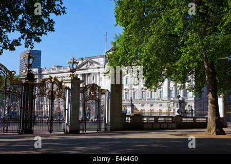 Una vista del magnifico Palazzo di Buckingham attraverso gli alberi di Green Park a Londra. Foto Stock