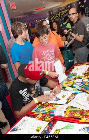 New York, NY - Luglio 02, 2014: succosa e caduta di superstar WWE Santino Marella osare a bambini e ragazzi per testare i propri limiti a Dylan Candy Bar con faund-sensibilizzazione alla organizzazione Anti-Bullying Champions contro il bullismo presso gli arrivi per Bazooka Candy Marche ospita il coraggio per testare i tuoi limiti parte a beneficio di Champions contro il bullismo, Dylan è Candy Bar, New York, NY Luglio 2, 2014. © Everett Collection Inc/Alamy Live News Foto Stock