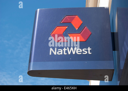 Cartello pubblicitario da appendere con logo per NATWEST BANK, Hounslow, Middlesex, Inghilterra Foto Stock