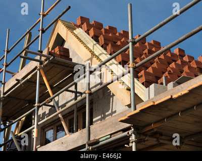 Auto casa Costruzione, costruzione tetto, mattonelle di terracotta impilati in fasci su listelli pronto per essere prevista Foto Stock