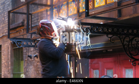 Un saldatore a lavorare durante la pre-produzione di un sulla strada impostata per horror vittoriano serie tv "Penny terribile". Foto Stock