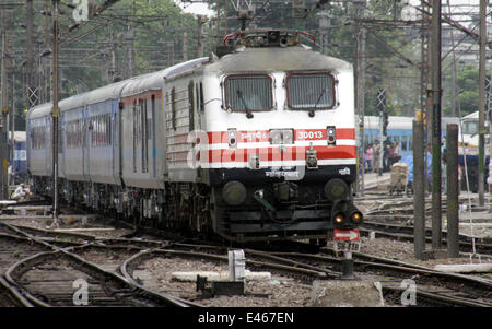 New Delhi, India. 3 Luglio, 2014. Un treno ad alta velocità set off durante una corsa di prova da New Delhi a Agra, India, il 3 luglio 2014. Il 'semi-bullet' treni un nazionale indiano record di velocità di 160 km/h nella sua corsa di prova. Credito: Partha Sarkar/Xinhua/Alamy Live News Foto Stock