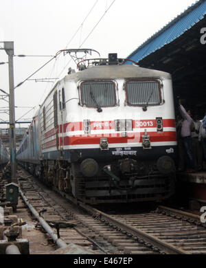 New Delhi, India. 3 Luglio, 2014. Un treno ad alta velocità set off durante una corsa di prova da New Delhi a Agra, India, il 3 luglio 2014. Il 'semi-bullet' treni un nazionale indiano record di velocità di 160 km/h nella sua corsa di prova. Credito: Partha Sarkar/Xinhua/Alamy Live News Foto Stock