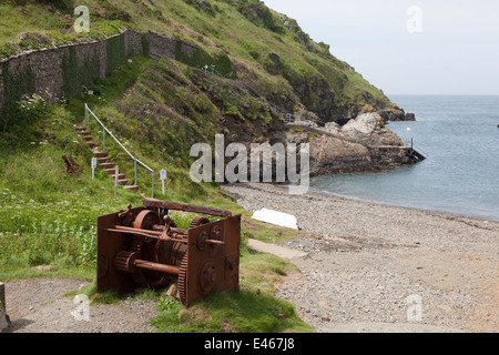 Vecchio arrugginito argano alla testa della spiaggia, Martin's Haven, Pembrokeshire Foto Stock