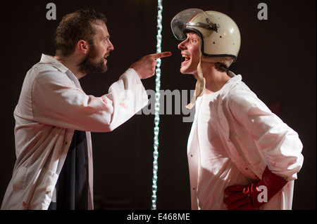 Due attori (run amok Theatre Company) esecuzione 'fiori dei Morti Mar Rosso" di Ed Thomas. Wales UK Foto Stock