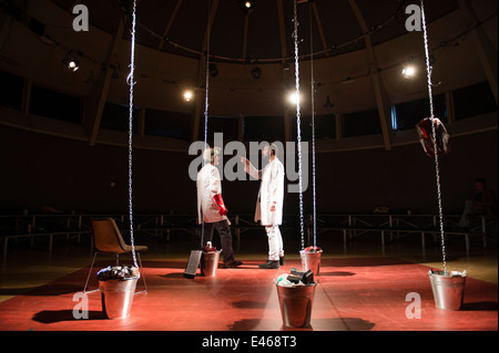 Due attori (run amok Theatre Company) esecuzione 'fiori dei Morti Mar Rosso" di Ed Thomas. Wales UK Foto Stock