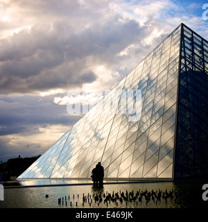 Louvre, Parigi - la Piramide al Museo del Louvre, Parigi, Francia, Europa Foto Stock
