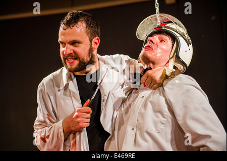 Due attori (run amok Theatre Company) esecuzione 'fiori dei Morti Mar Rosso" di Ed Thomas. Wales UK Foto Stock