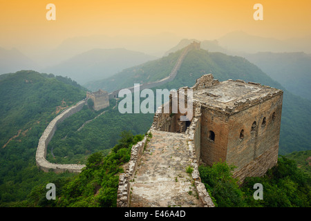 La Grande Muraglia della Cina. Le sezioni non ripristinati a Jinshanling. Foto Stock