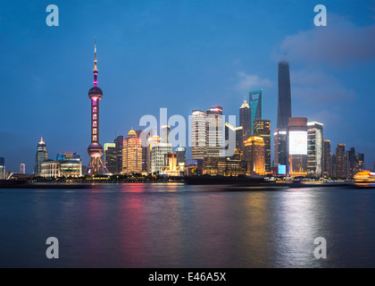 Shanghai, Cina skyline attraverso il Fiume Huangpu. Foto Stock