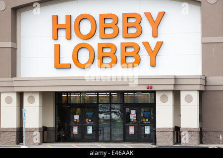 Manchester, New Hampshire, Stati Uniti d'America. 3 Luglio, 2014. L'Hobby Lobby caso contraccettivo va prima che la Corte suprema degli Stati Uniti in cui Hobby Lobby Presidente Steve Verde ritiene che la società non dovrebbe essere quello di fornire la copertura assicurativa per la mattina dopo pillole e IUDs per i dipendenti. L'Hobby Lobby crafts store a Manchester, New Hampshire. © Nicolaus Czarnecki/ZUMA filo/Alamy Live News Foto Stock