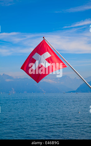 Bandiera svizzera sul lago Lemano (Ginevra) Foto Stock